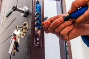 安裝電子門禁系統的秘密：鎖匠如何在政府建築中確保安全